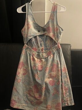 UO Kimchi Blue Light Blue Denim Dress with Pink Floral Print Size Medium NWOT